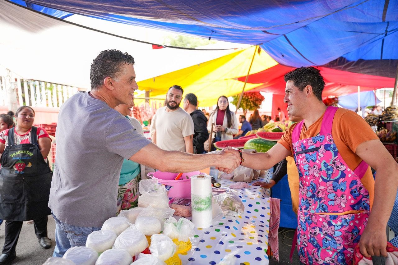 Sostiene alcalde Alfonso Sánchez García diálogo emotivo y directo con comerciantes del mercado de La Joya
